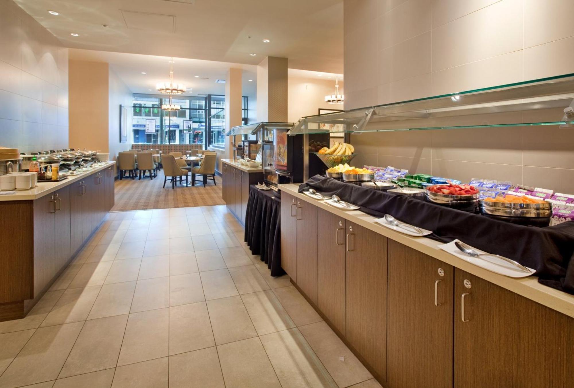 Holiday Inn Vancouver-Centre Broadway By Ihg Esterno foto
