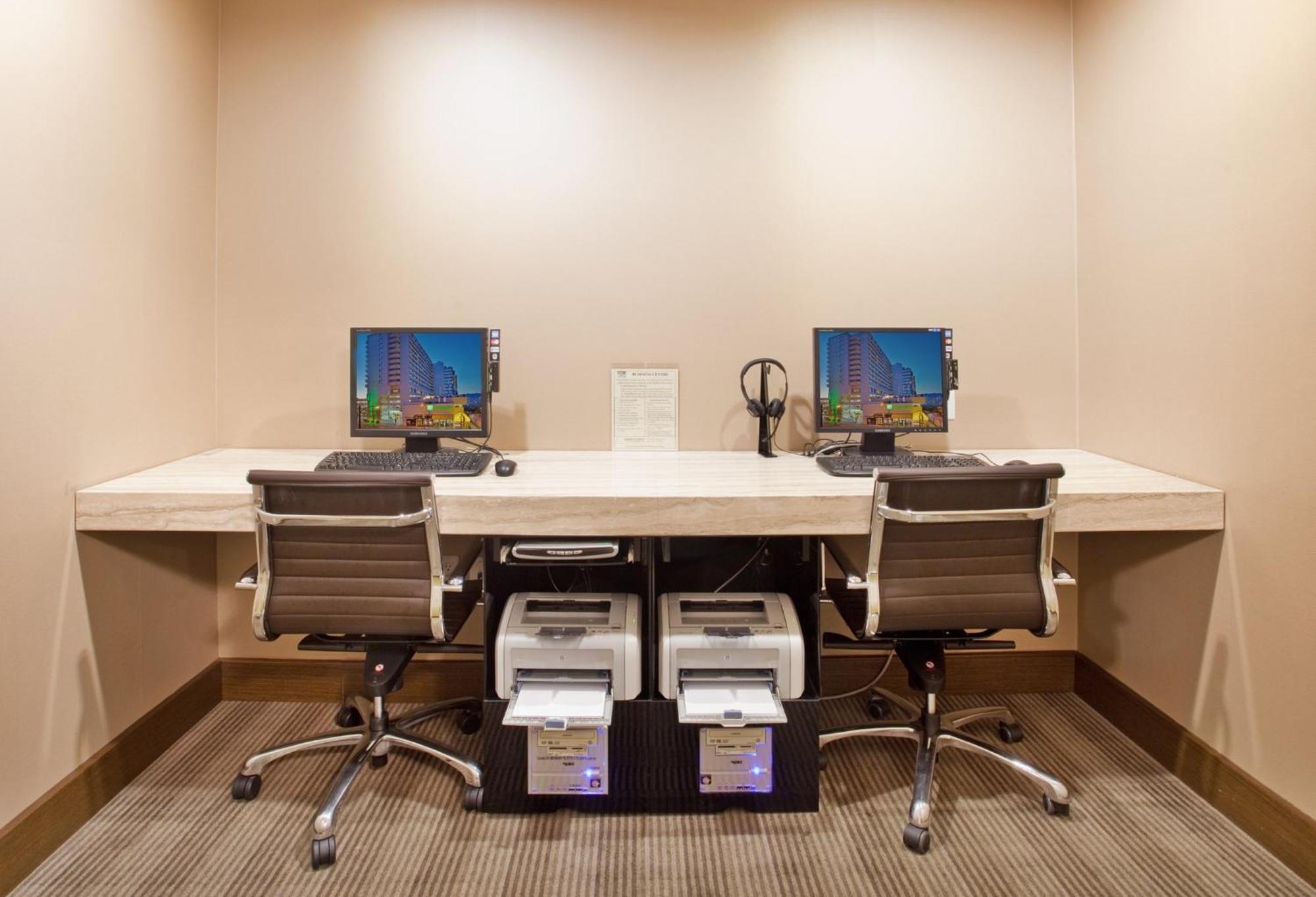 Holiday Inn Vancouver-Centre Broadway By Ihg Esterno foto